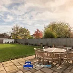 Tolkien View House In Oxford By Beds Away Short Lets & Serviced Accommodation With Outdoor Fireplace & Free Private Parking