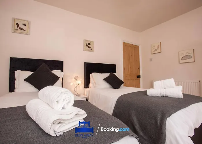 Tolkien View House In Oxford By Beds Away Short Lets & Serviced Accommodation With Outdoor Fireplace & Free Private Parking