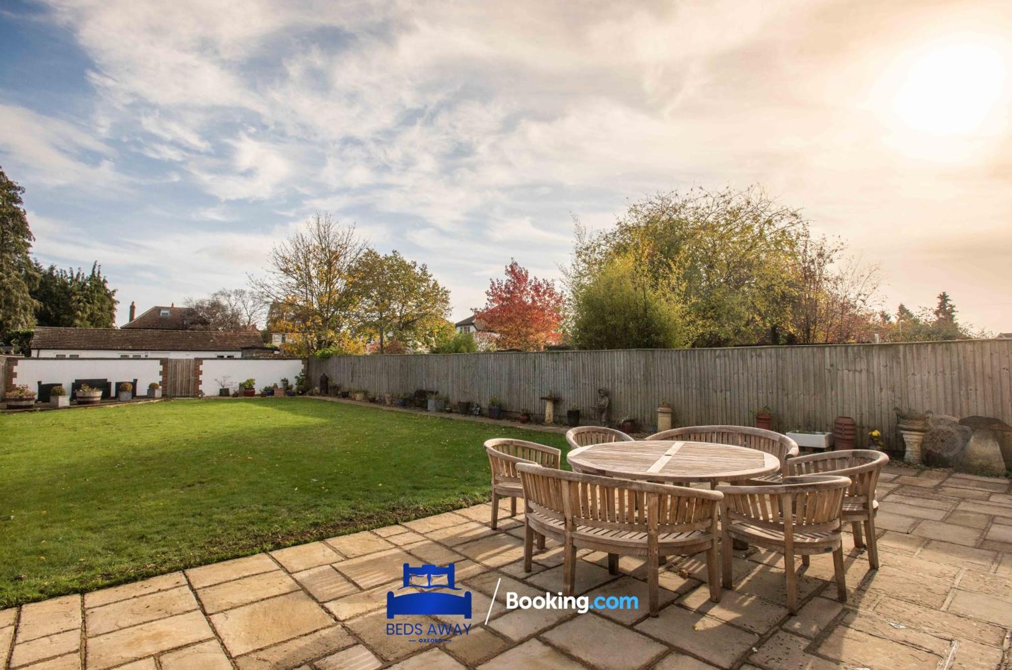 Casa vacanze Tolkien View House In By Beds Away Short Lets & Serviced With Outdoor Fireplace & Free Private Parking *