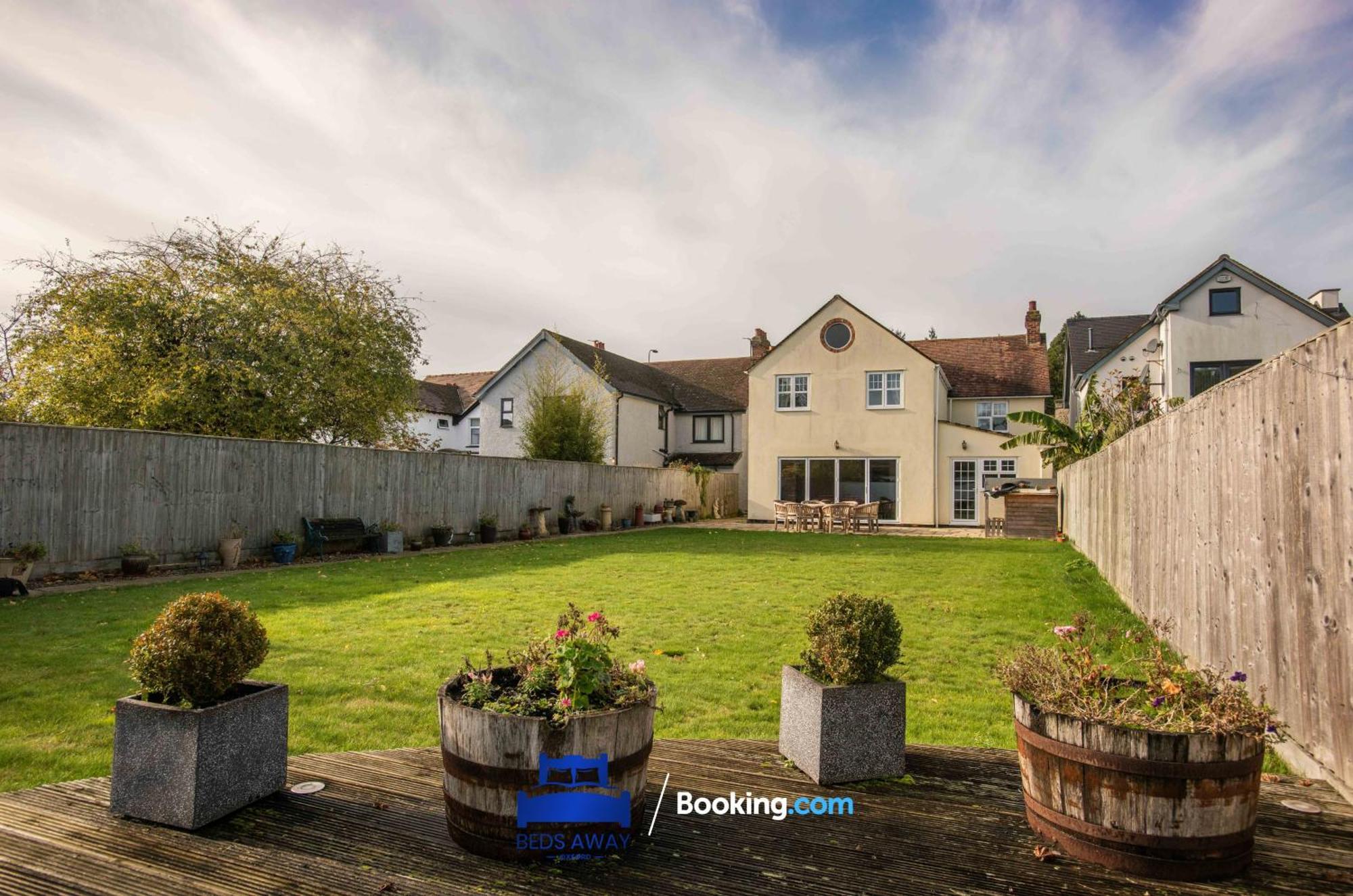 Casa vacanze Tolkien View House In By Beds Away Short Lets & Serviced With Outdoor Fireplace & Free Private Parking *
