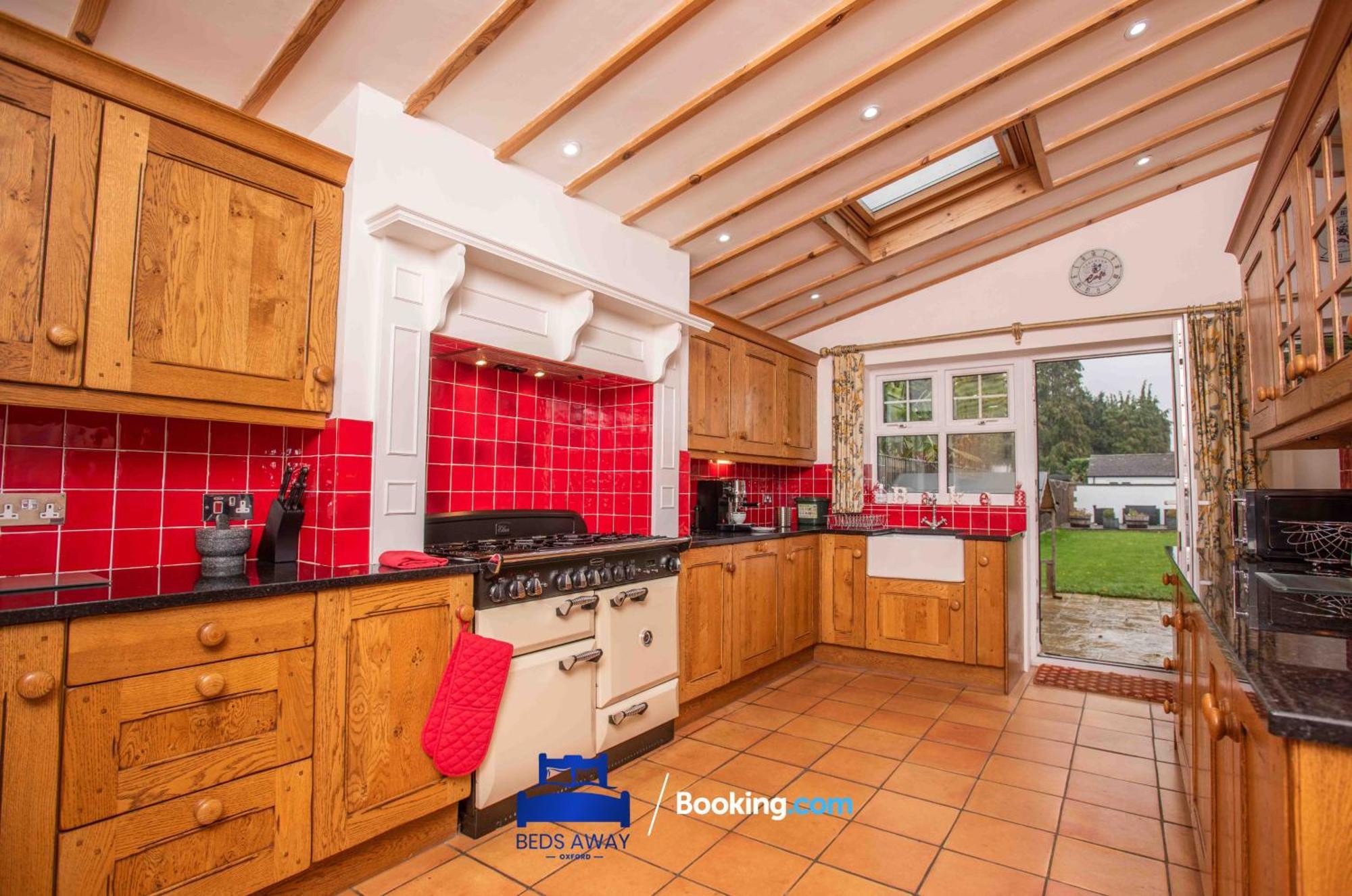 Tolkien View House In By Beds Away Short Lets & Serviced With Outdoor Fireplace & Free Private Parking *