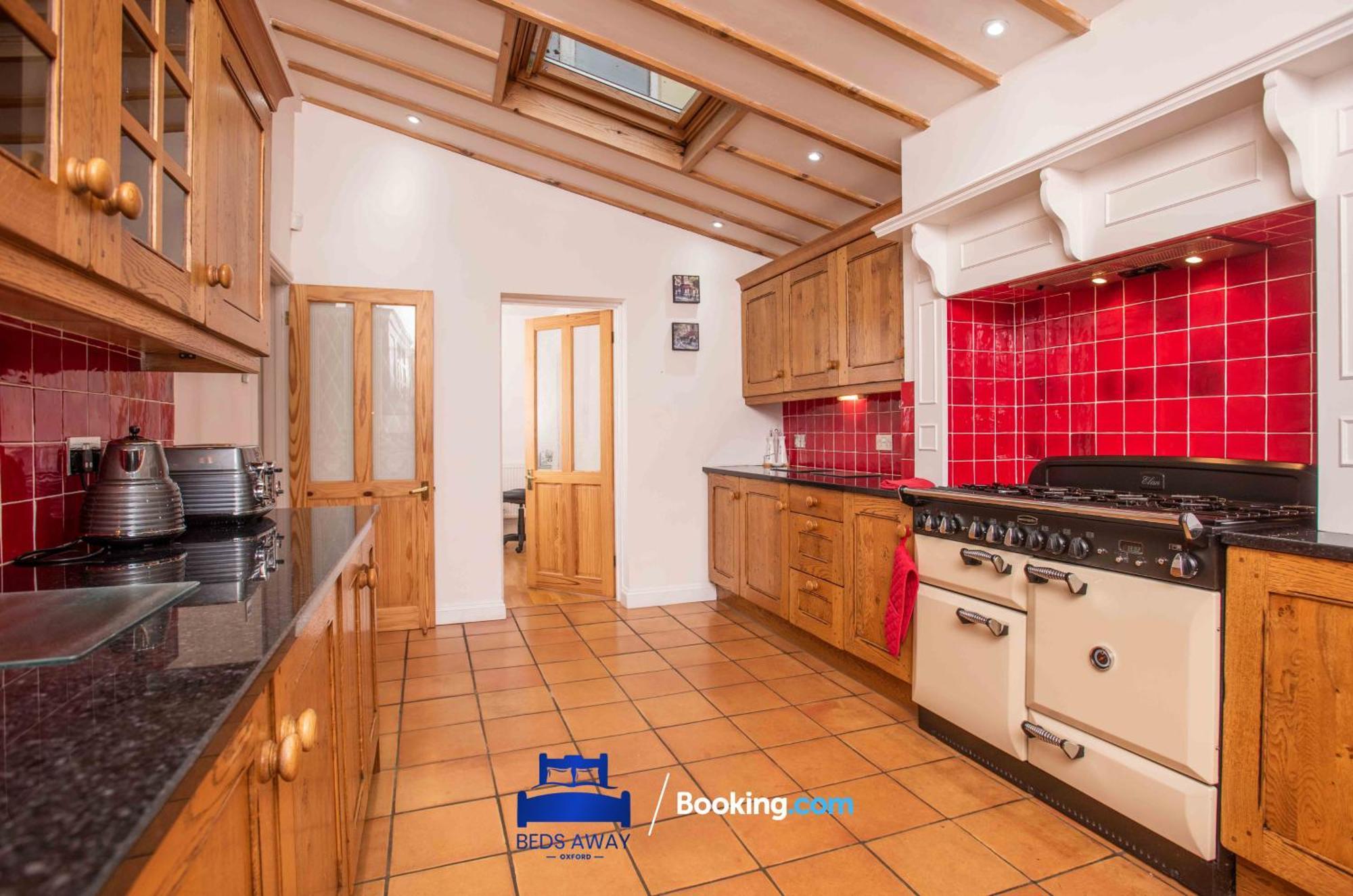 Tolkien View House In By Beds Away Short Lets & Serviced With Outdoor Fireplace & Free Private Parking Casa vacanze *
