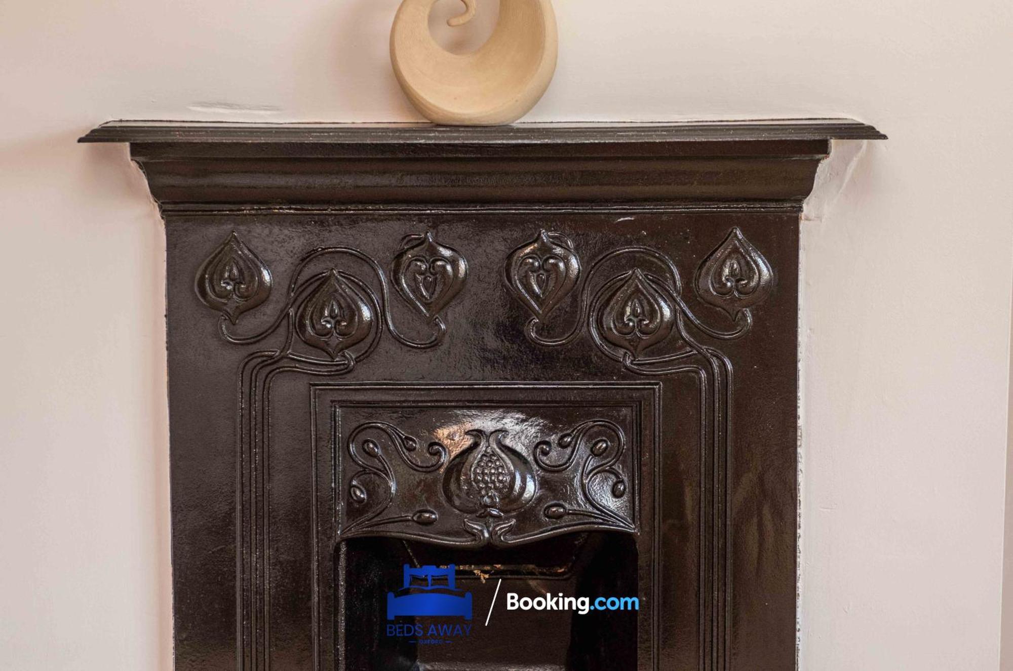 Tolkien View House In By Beds Away Short Lets & Serviced With Outdoor Fireplace & Free Private Parking