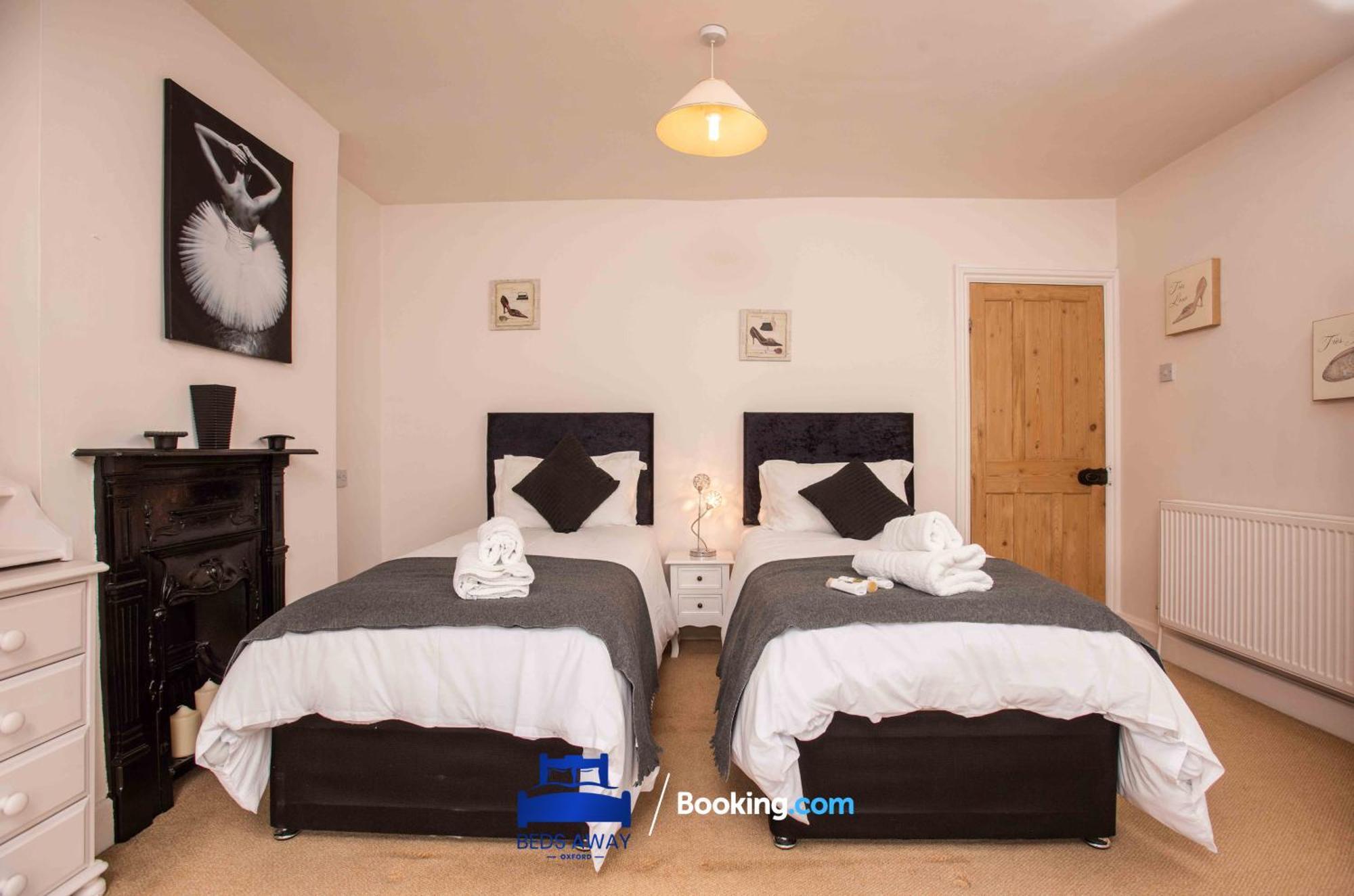 Tolkien View House In By Beds Away Short Lets & Serviced With Outdoor Fireplace & Free Private Parking