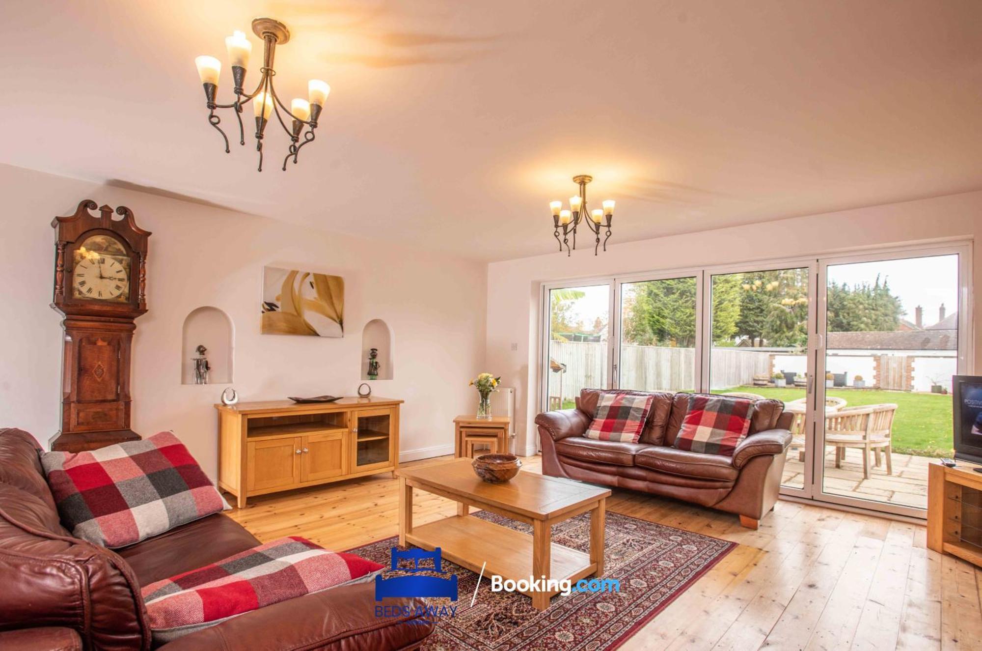 Tolkien View House In By Beds Away Short Lets & Serviced With Outdoor Fireplace & Free Private Parking