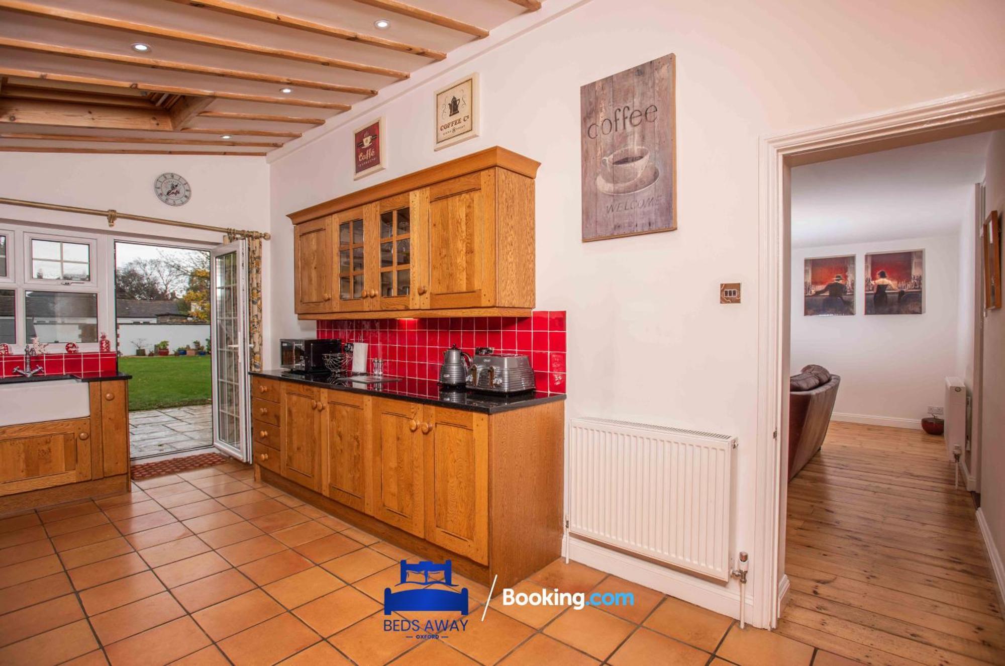 Tolkien View House In By Beds Away Short Lets & Serviced With Outdoor Fireplace & Free Private Parking *