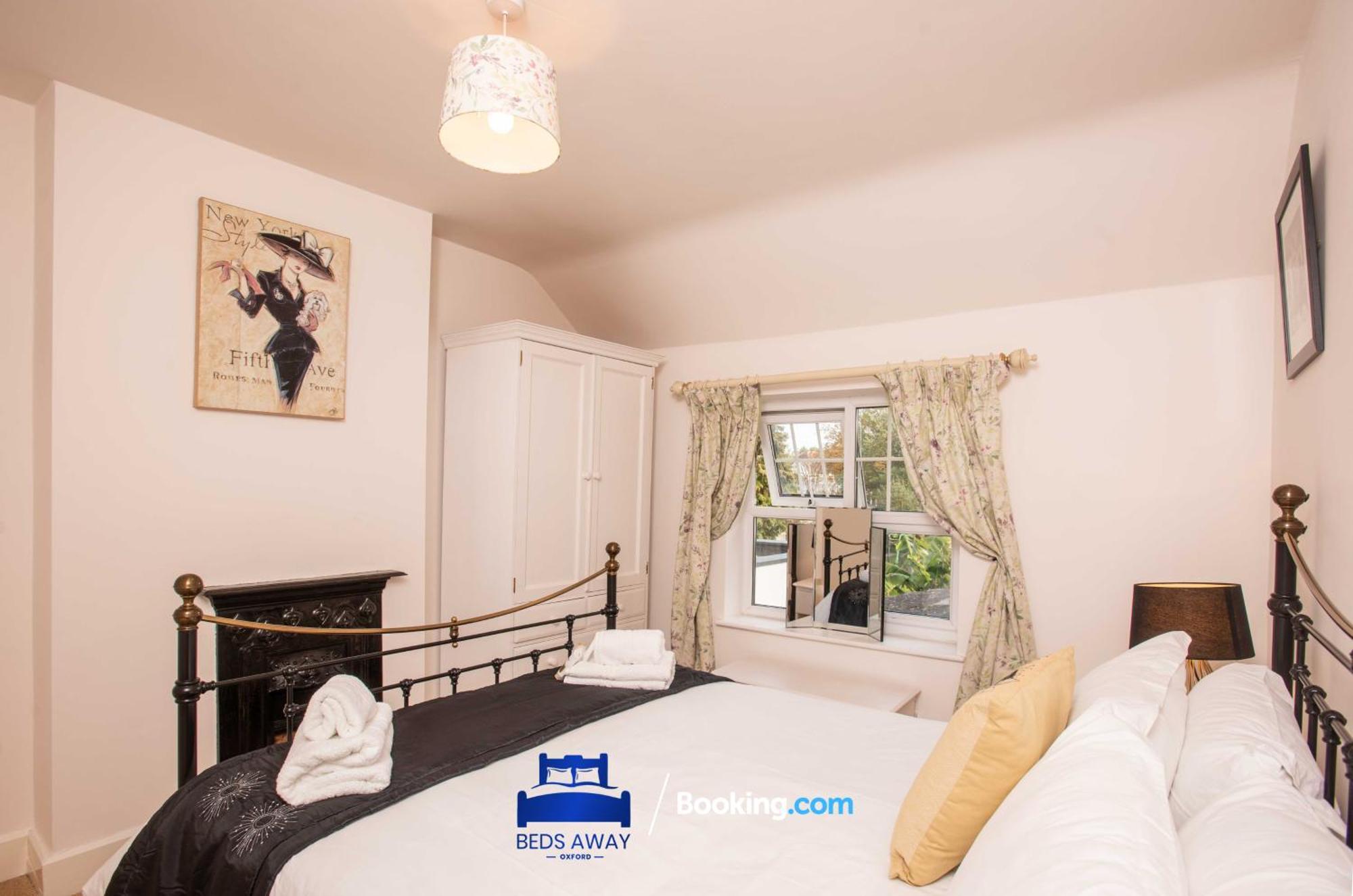 Tolkien View House In By Beds Away Short Lets & Serviced With Outdoor Fireplace & Free Private Parking