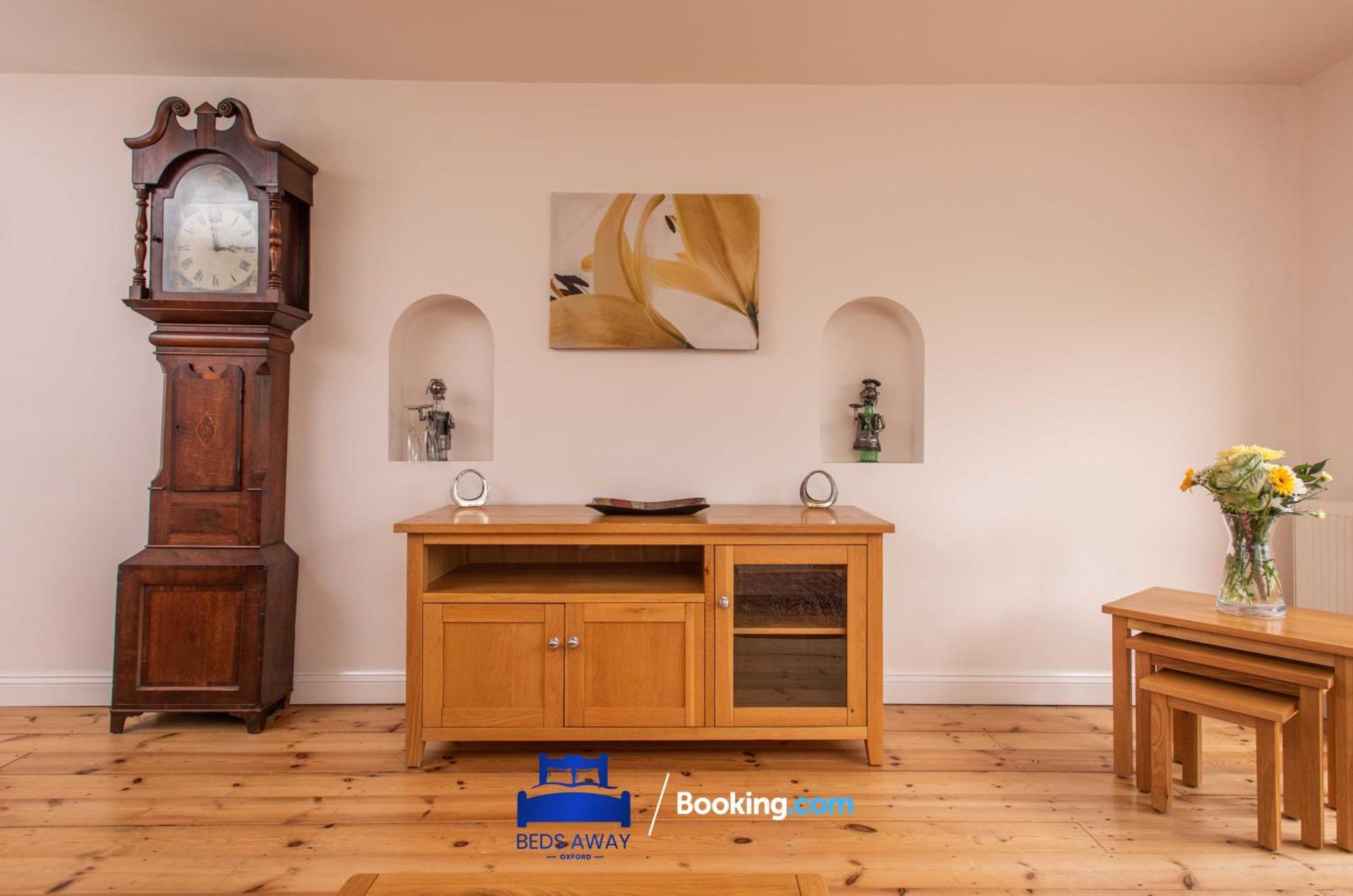 Tolkien View House In By Beds Away Short Lets & Serviced With Outdoor Fireplace & Free Private Parking *