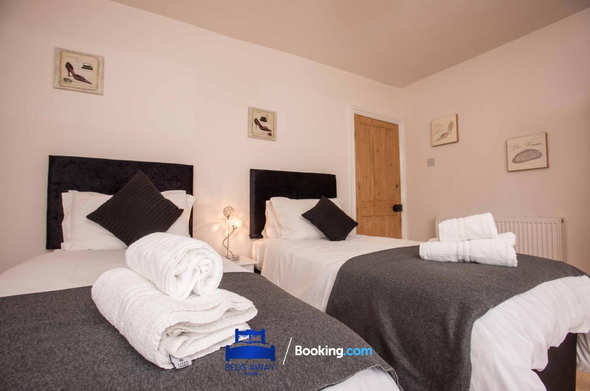 Hébergement de vacances Tolkien View House In By Beds Away Short Lets & Serviced With Outdoor Fireplace & Free Private Parking *